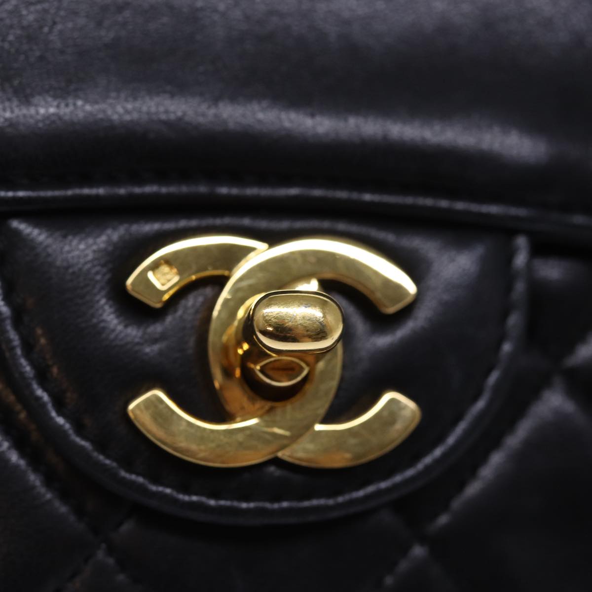 Chanel Lambskin Flap Matelass Chain Axelväska